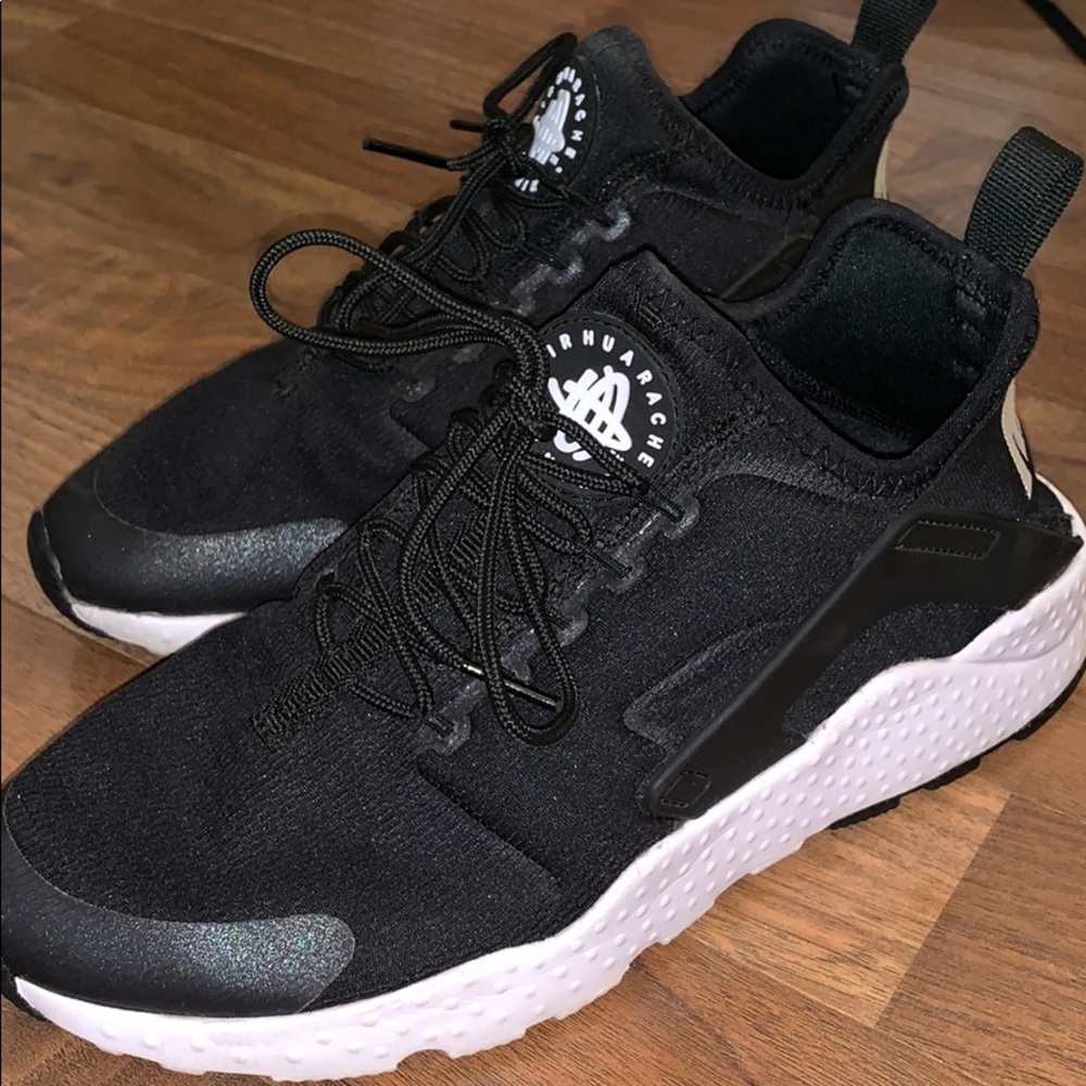 Women’s Black Hurache Sneakers Size 8: EUC!!!